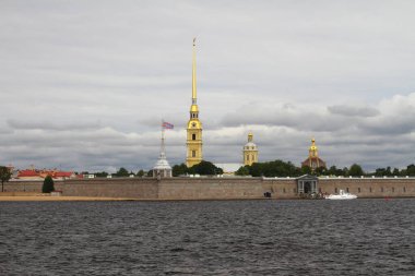 Aziz PETERSBURG, RUSYA - 25 Temmuz 2021: St. Petersburg yaz caddelerinde yürüyüş. Tarih Merkezi 'nin mimarisi ve hayatı. 