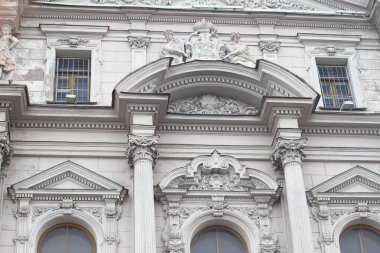 Aziz PETERSBURG, RUSYA - 25 Temmuz 2021: St. Petersburg yaz caddelerinde yürüyüş. Tarih Merkezi 'nin mimarisi ve hayatı. 