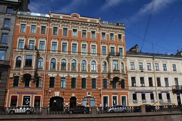 サンクトペテルスブルグ ロシア 7月2021 サンクトペテルブルクの夏の通りを歩く 歴史的中心部の建築と生活 — ストック写真