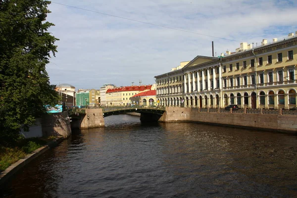 サンクトペテルスブルグ ロシア 7月2021 サンクトペテルブルクの夏の通りを歩く 歴史的中心部の建築と生活 — ストック写真