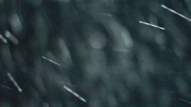 kar fırtınası. siyah arka plan üzerine düşen izole kar