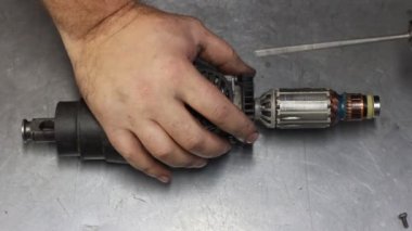 Makinist mekanizmaları ayrıştırır