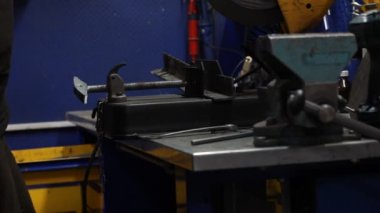 Kapalı metal testeresi bir çeliği keser