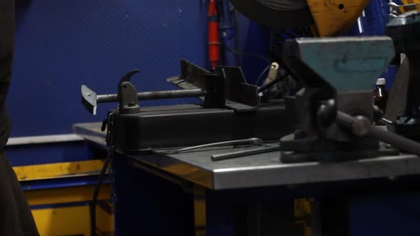 Sierra metálica cerrada cortando un acero — Vídeo de stock
