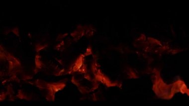 Yanan ateşi üzerine siyah izole