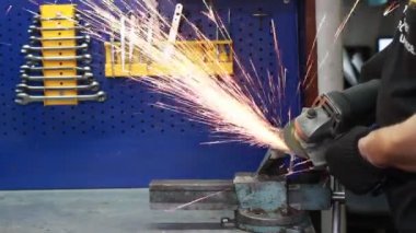 Endüstriyel değirmeni kullanarak çalışan. Aracı metal eziyet metal ürün.