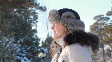 Güneşli kış neşeli kız kış Park iyi eğlenceler. Kar. Mutluluk.