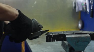 Endüstriyel değirmeni kullanarak çalışan. Aracı metal eziyet metal ürün.