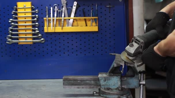 Arbeiter mit industriellem Schleifer. Werkzeug auf Metall schleifen Metallprodukt. — Stockvideo