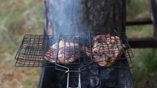 Pracovník pomocí průmyslové drtiče. Nástroj na kovových broušení kovových výrobků. — Stock video