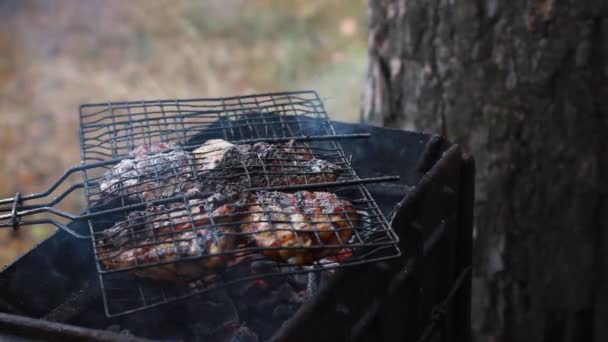 多汁的牛排发出咝咝声对燃烧和吸烟烧烤 — 图库视频影像