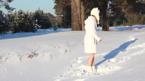 Schöne Weihnachten Frau haben einen Spaß in einem Winter backstage — Stockvideo