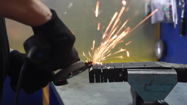 Worker using industrial grinder. Tool on metal grind metal product. — Stock Video