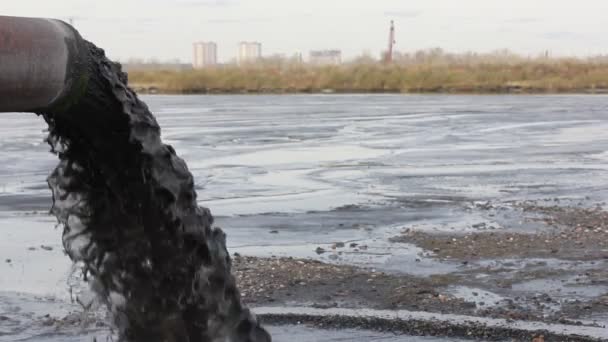 Industriell rörlednings urladdning flytande avfall — Stockvideo