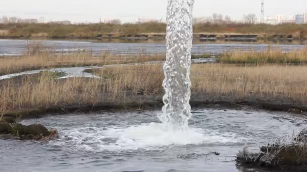 Acqua limpida fuoriuscita dal vecchio tubo industriale — Video Stock