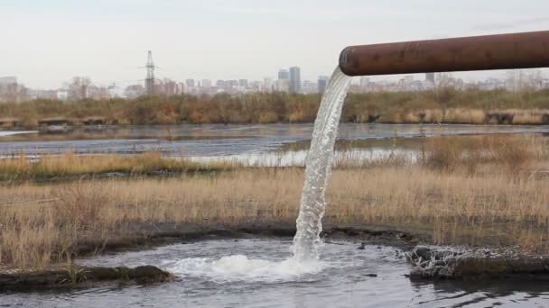 Acqua limpida fuoriuscita dal vecchio tubo industriale — Video Stock