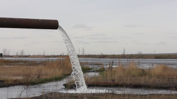 清澈的水从旧工业管道泄漏 — 图库视频影像