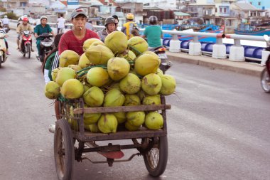 Nha Trang, Vietnam - 11 Şubat: Vietnam çiftçi Hindistan cevizi gece piyasada ürün taşımak. Şarkı Cai dolgu, 11 Şubat 2014 Nha Trang, Vietnam.