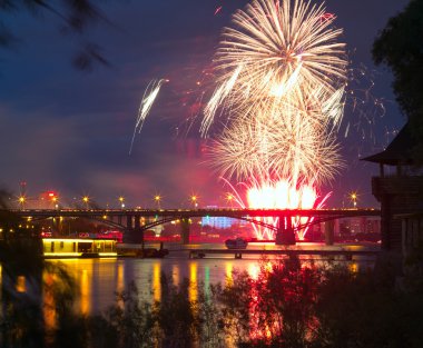 Novosibirsk, Rusya Federasyonu - 30 Haziran: Fireworks'de Novosibirsk, 2013 10 Festivali. Şehir, Novosibirsk için 120 yıl kapanış günü. OB dolgu, 30 Haziran 2013, Novosibirsk, Rusya Federasyonu.