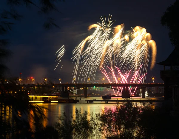 Одесса, Російська Федерація - 30 червня: 10 Фестиваль феєрверків у Новосибірську, 2013. День міста, закриття, 120 років у Новосибірськ. Оф набережна, 30 червня 2013, Новосибірськ, Росія. — стокове фото