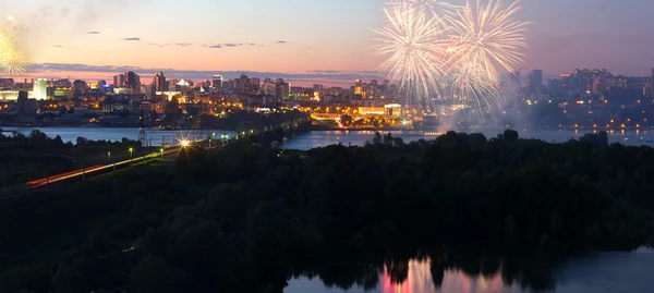 Novosibirsk, Rusland - 29 juni: De 11e festival van vuurwerk in Novosibirsk, 2014. Stad dag sluiten, 121 jaar Novosibirsk. OB Embankment, 29 juni 2014, Novosibirsk, Rusland. — Stockfoto