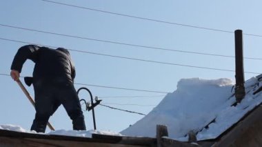 Adam kar kar kürekle bir çatıdan kaldırma