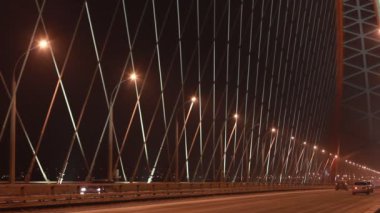 Novosibirsk, Rusya - 14 Mart 2015: Trafik yeni Bugrinsky köprü karlı gece, Novosibirsk, Rusya ile modern karayolu üzerinde