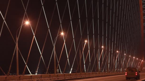 NOVOSIBIRSK, RUSIA - 14 DE MARZO DE 2015: Tráfico en la autopista moderna a través del nuevo puente Bugrinsky en la noche nevada, Novosibirsk, Rusia — Vídeo de stock