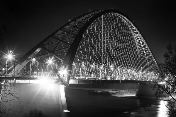 NOVOSIBIRSK, RUSSIA - 20 MARZO 2015: Traffico (motion blur) sulla moderna autostrada attraverso il nuovo ponte Bugrinsky di notte, Novosibirsk, Russia — Foto Stock