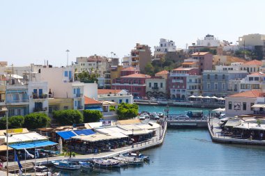 Agios Nikolaos, Girit, Yunanistan. Agios Nikolaos, Girit adasının doğu kesiminde Mirabello körfezinin kuzeybatısında inşa edilmiş pitoresk bir kasabadır..