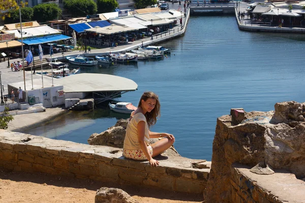 坐在海岸在希腊克里特岛上的女人 — 图库照片