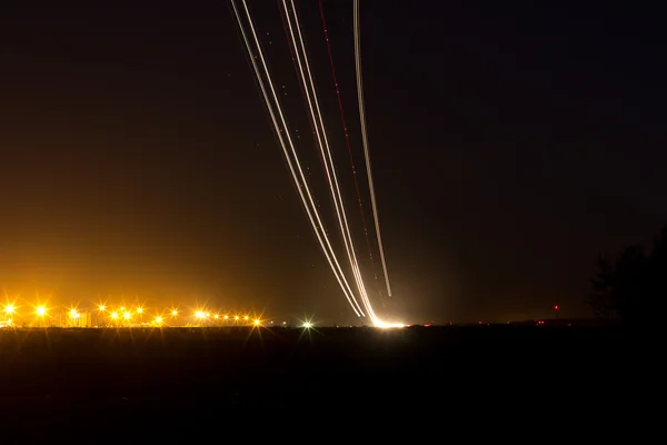 Samoloty pasażerskie zdjąć z pasów startowych przeciwko niebo noc piękny księżyc. Długich ekspozycji. Rozmycie obrazu w ruchu i lekki ślad — Zdjęcie stockowe