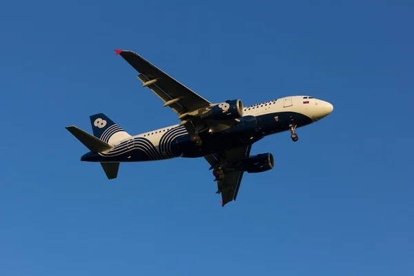 Novosibirsk - Haziran 07: Airbus A319 Aurora Havayolları Novosibirsk Tolmachevo Havaalanı'nda. 51-Aeroflot tarafından sahip olduğu yeni havayoludur. 07 Haziran 2015 Novosibirsk Rusya'da
