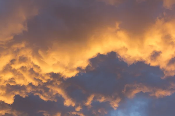 เมฆสว่างและมืดดูเหมือนตัวเลขลึกลับในท้องฟ้า — ภาพถ่ายสต็อก