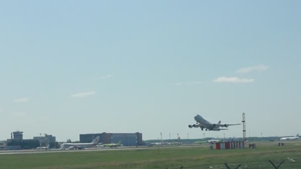 NOVOSIBIRSK Rússia, - JUNHO 20, 2015: Cargolux Boeing 747 cargueiro aéreo para decolar. Avistando no aeroporto Tolmachevo,. 20 de junho de 2015 em Novosibirsk Rússia — Vídeo de Stock