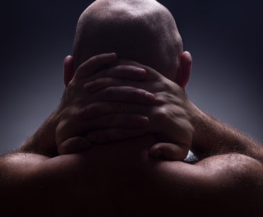 Portre abstract, üzgün ya da endişe verici kalın erkek ol kapatın