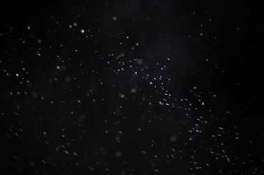 Kar fırtınası doku soyut. Siyah arka plan, ışıkları bokeh vurdu kar taneleri havada uçan