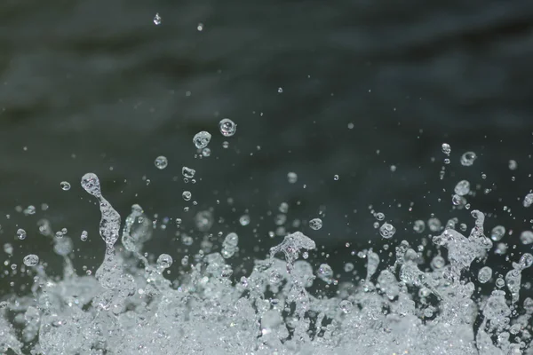 Abstracto cae gotas de agua primer plano fondo . — Foto de Stock