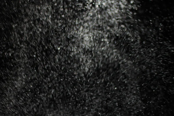 Textura tempestade de neve. Bokeh luzes no fundo preto, tiro de flocos de neve voadores no ar — Fotografia de Stock