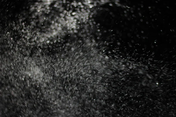 Абстрактна текстура сніжної бурі. Боке запалює на чорному тлі, знімок літаючих сніжинок у повітрі — стокове фото