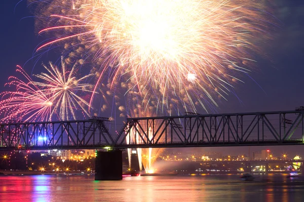 NOVOSIBIRSK, RUSSIE - 28 JUIN : 12e festival de feux d'artifice à Novosibirsk, 2015. Fermeture de la ville, 122 ans à Novossibirsk. Ob Embankment, 28 juin 2015, Novossibirsk, Russie . — Photo