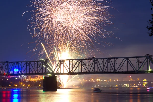 ノヴォシビルスク, ロシア連邦 - 6 月 28 日: 2015年ノボシビルスクで, 花火の第 12 回祭。市日、ノヴォシビルスクに 122 年に閉鎖。Ob 堤防、2015 年 6 月 28 日、ノヴォシビルスク、ロシア. — ストック写真