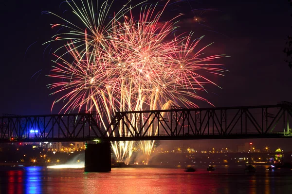 NOVOSIBIRSK, RUSIA - 28 DE JUNIO: 12º festival de fuegos artificiales en Novosibirsk, 2015. Cierre del Día de la Ciudad, 122 años para Novosibirsk. Ob Embankment, 28 de junio de 2015, Novosibirsk, Rusia . —  Fotos de Stock