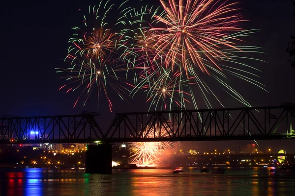 NOVOSIBIRSK, RUSSIE - 28 JUIN : 12e festival de feux d'artifice à Novosibirsk, 2015. Fermeture de la ville, 122 ans à Novossibirsk. Ob Embankment, 28 juin 2015, Novossibirsk, Russie . — Photo