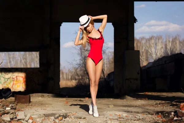 Attraente donna danza balletto moderno — Foto Stock