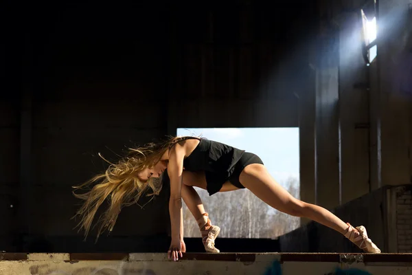 Attractive woman dancing modern ballet — 图库照片