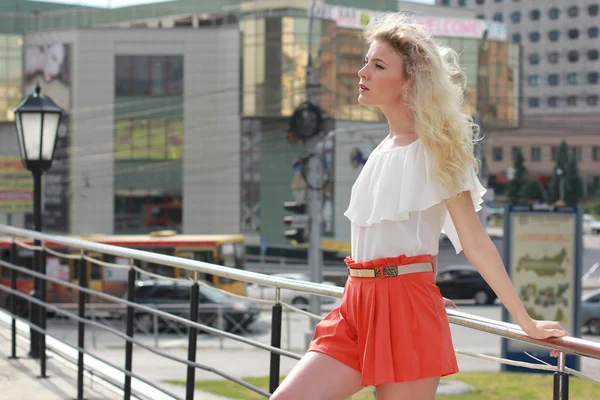 Portrait d'une jeune femme marchant dans les rues — Photo