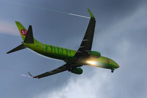 Novosibirsk - Temmuz 03: Boeing 737-800 S7 Airlines, Novosibirsk Tolmachevo Havaalanı akşam açılış fırtınalı gökyüzünde. 03 Temmuz 2015 Novosibirsk Rusya'da