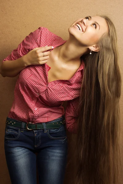 Vonzó gyönyörű fiatal nő, hosszú haj, farmert visel — Stock Fotó