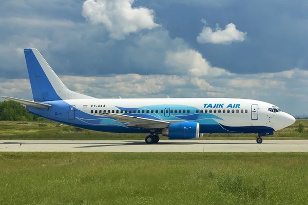 Novosibirsk - 11 Temmuz Boeing 737-300 Ey-444 Novosibirsk Tolmachevo Havaalanı pist üzerinden Taksilemek Tacik Air hava yolları. 11 Temmuz 2015 Novosibirsk Rusya'da